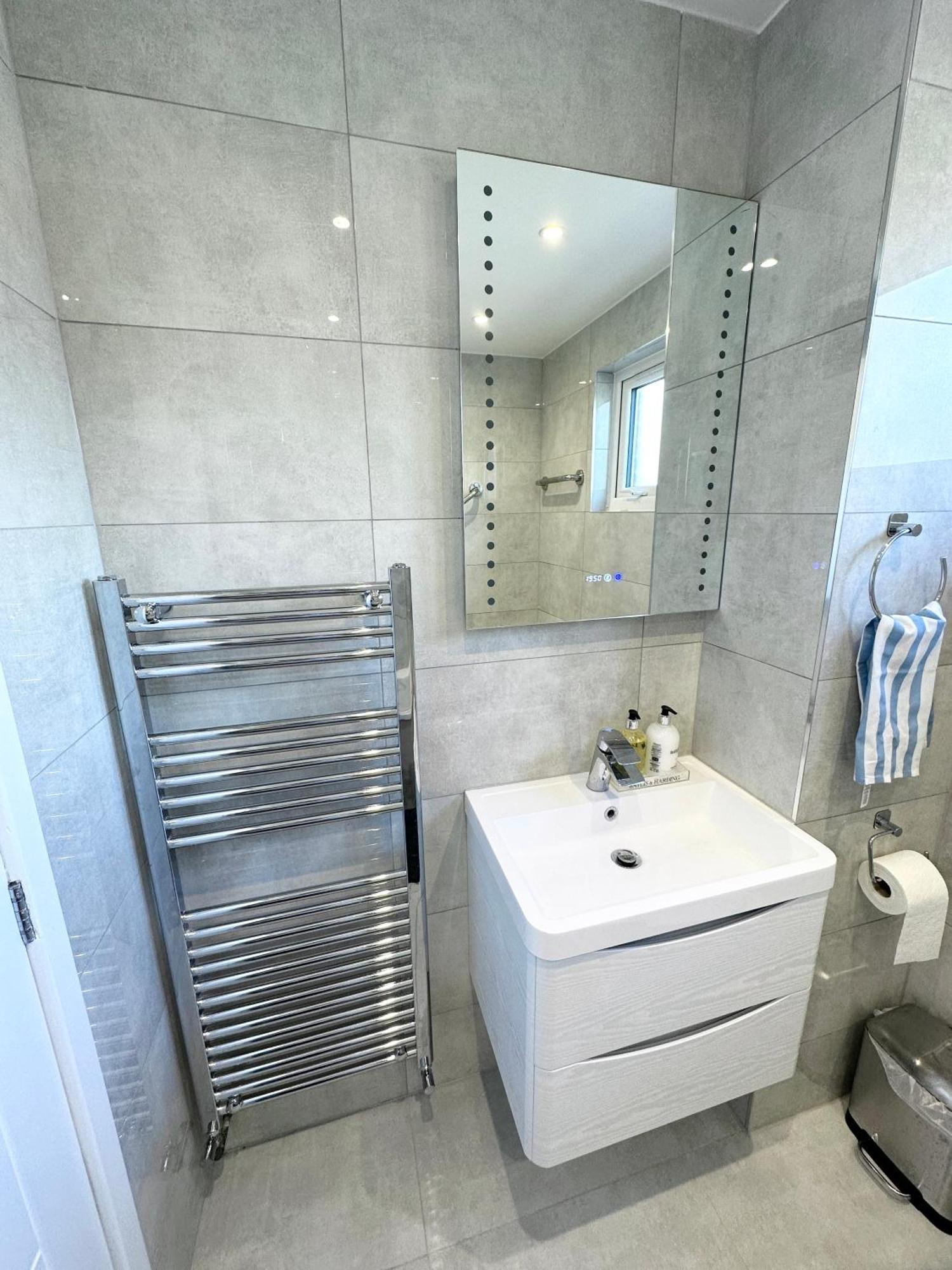 Appartement Newly Renovated Bedrooms Near Train And Bus Station Londen