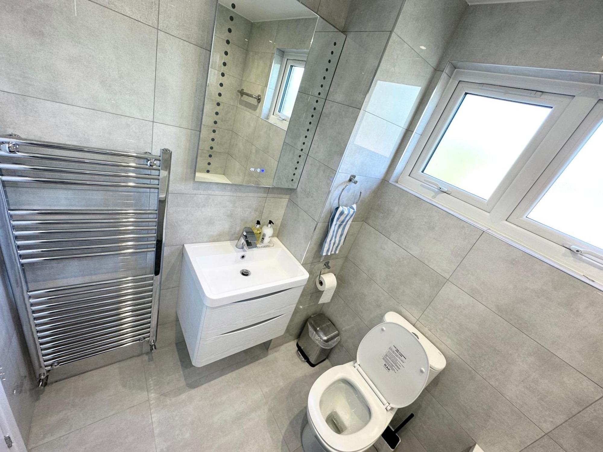 Newly Renovated Bedrooms Near Train And Bus Station Appartement