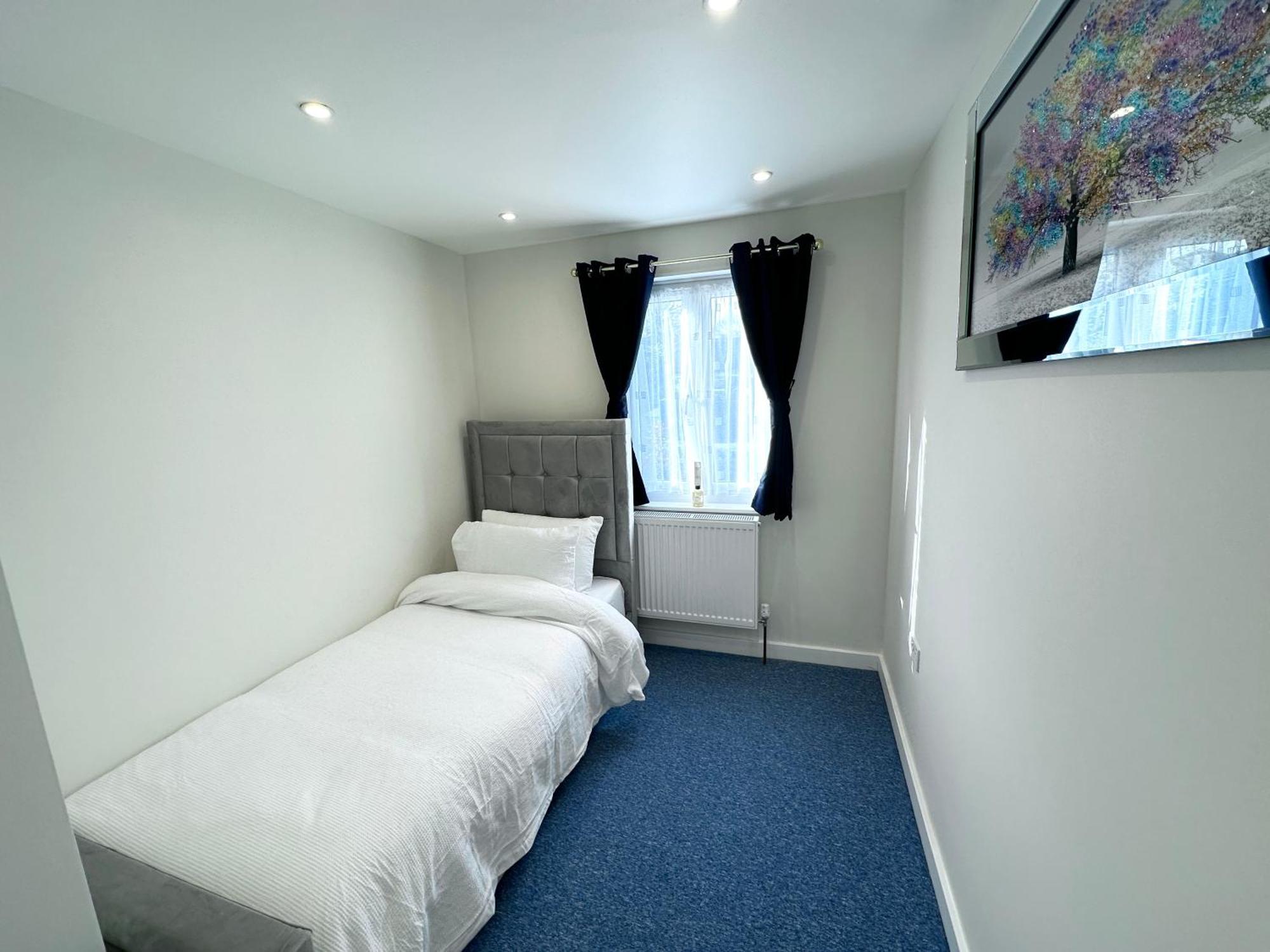 Appartement Newly Renovated Bedrooms Near Train And Bus Station Londen