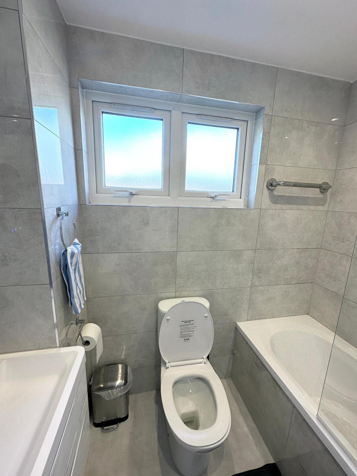 Newly Renovated Bedrooms Near Train And Bus Station Londen