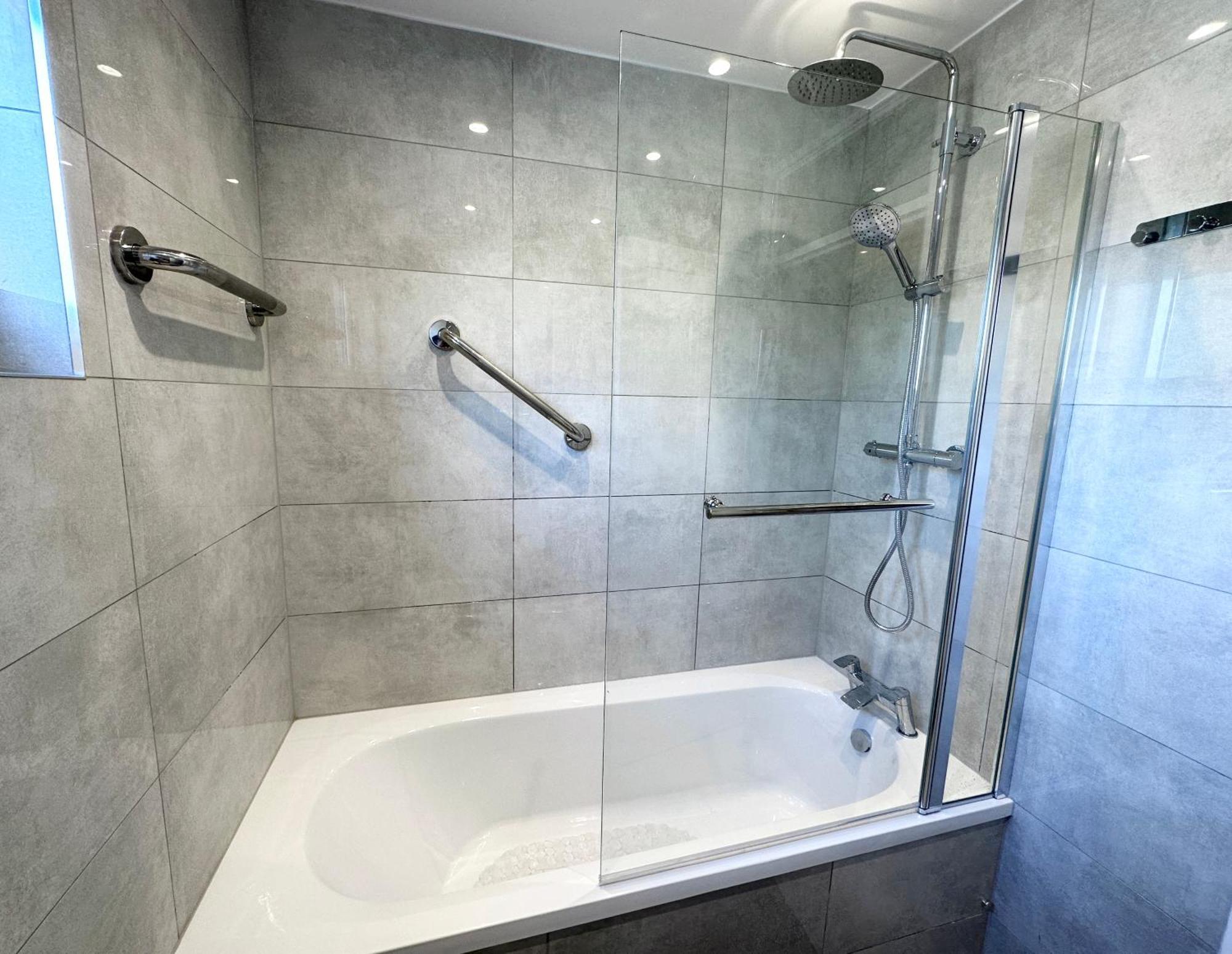 Newly Renovated Bedrooms Near Train And Bus Station Appartement