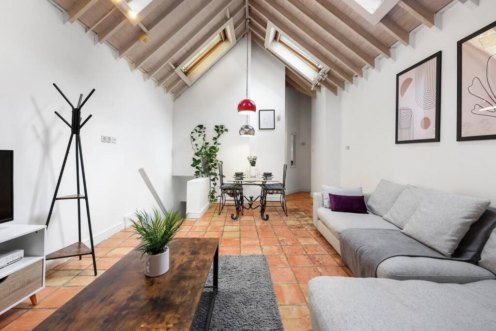 Cozy Private 1-bedroom Short Term & Flexible Renting Hoxton With Free Wifi Apartment *