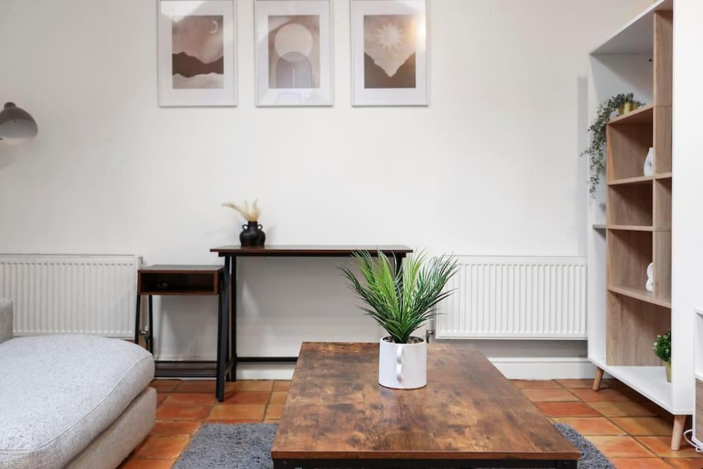 Cozy Private 1-bedroom Short Term & Flexible Renting Hoxton With Free Wifi Apartment *
