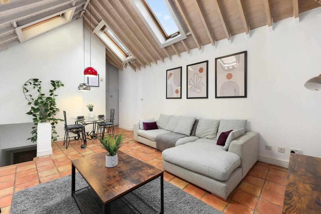 Cozy Private 1-bedroom Short Term & Flexible Renting Hoxton With Free Wifi Apartment *