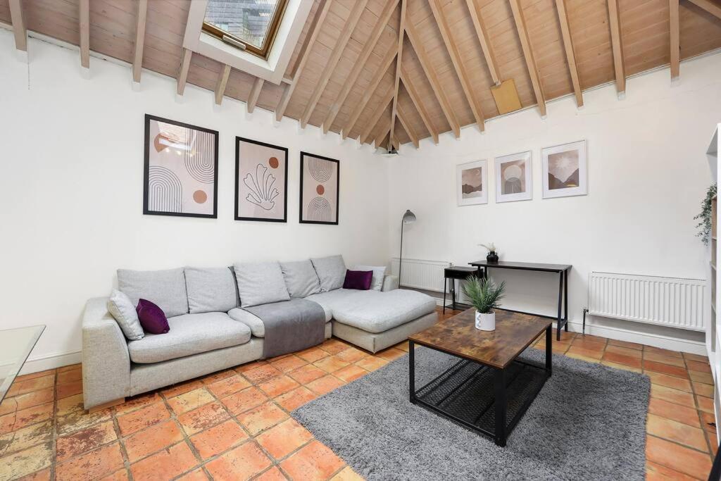 Cozy Private 1-bedroom Short Term & Flexible Renting Hoxton With Free Wifi Apartment *