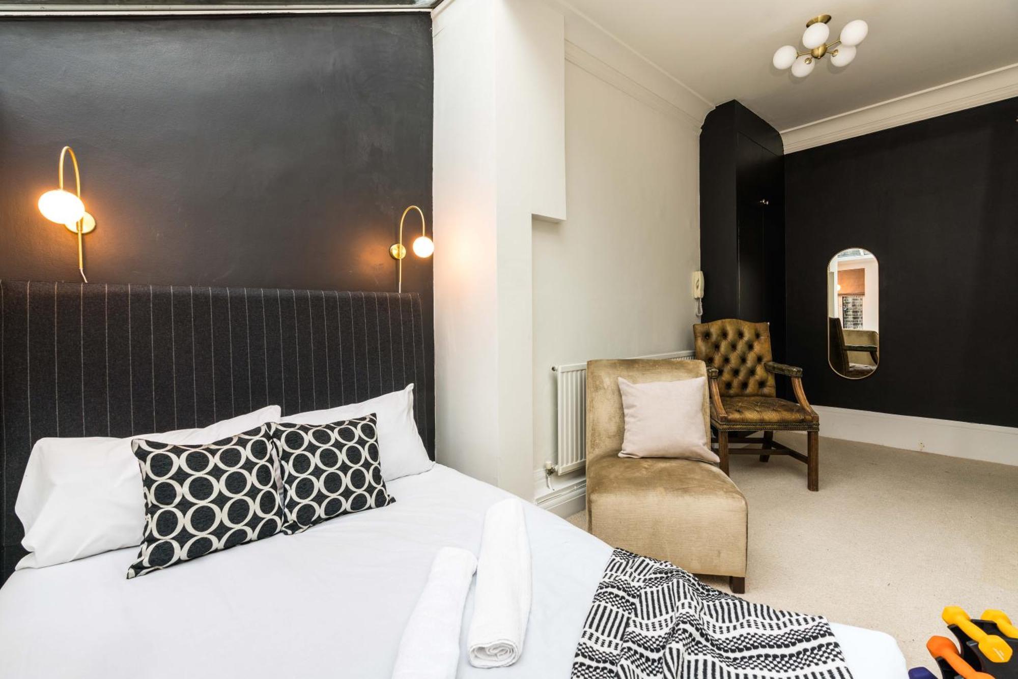 Buckinghampalace-belgravia-saintsjames-trafalgar Square-victoria * London