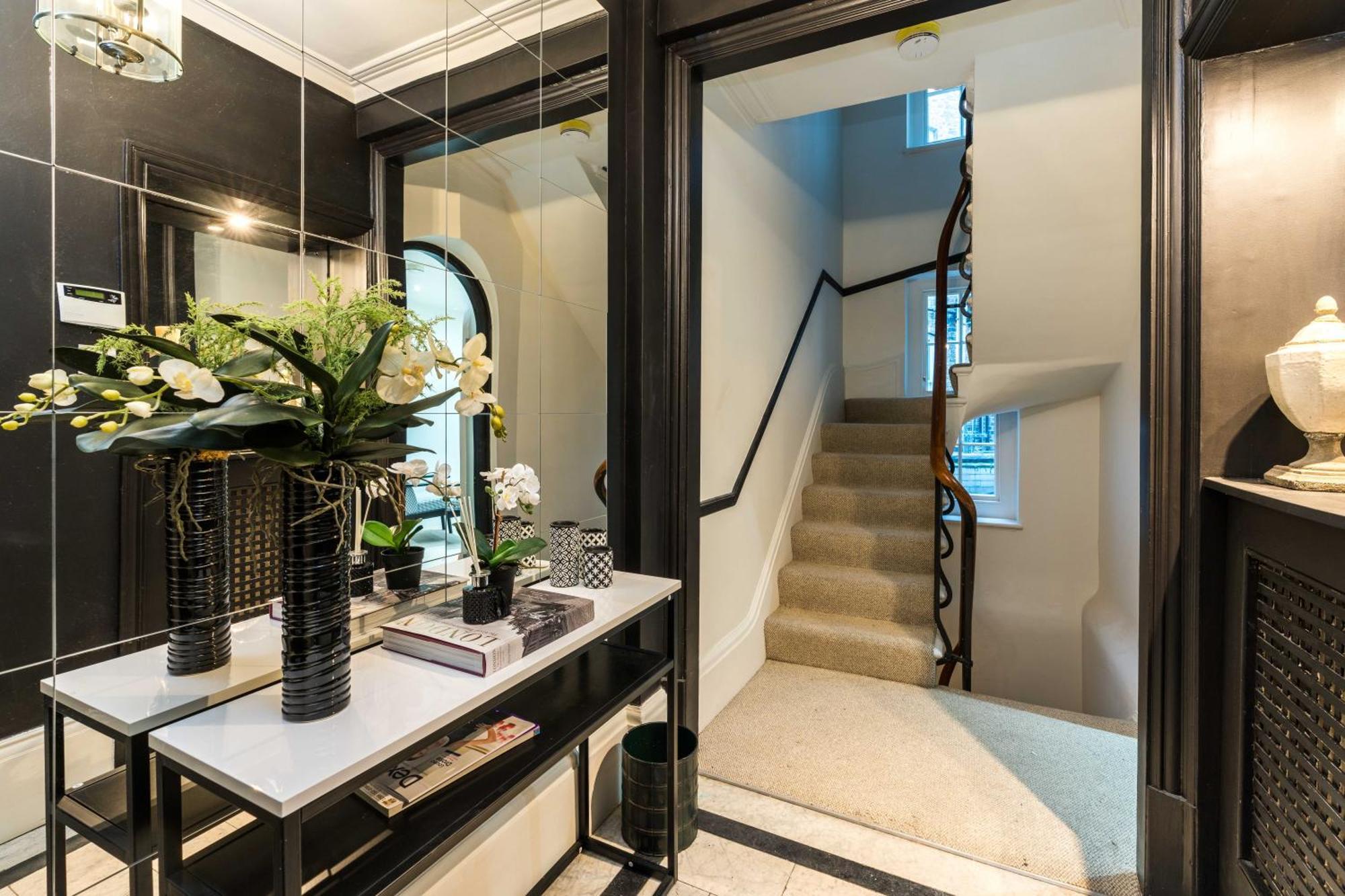 Buckinghampalace-belgravia-saintsjames-trafalgar Square-victoria Villa
