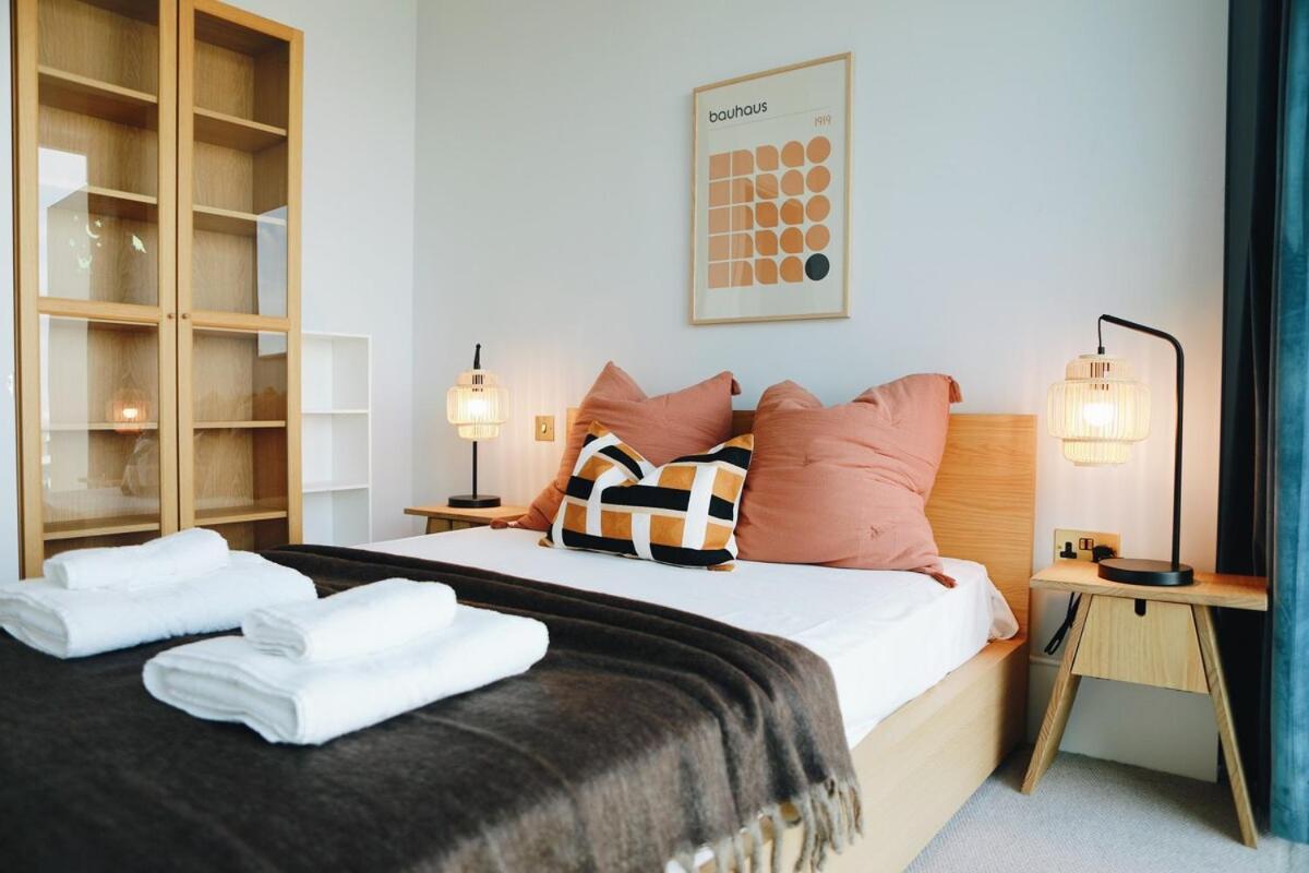 O2- Luxurious 3bd Flat With Stunning View Balcony Apartment