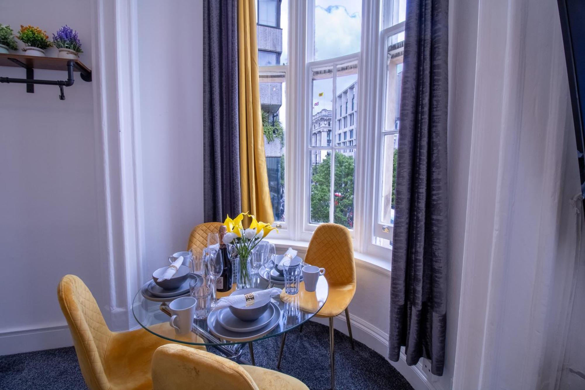 Elegant 3 Bedroom On Oxford Street Luxury Living In 2gc Apartment *