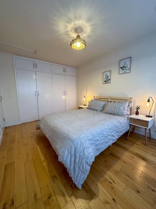 Appartamento Bright & Spacious Split Level Flat In Kennington Londra