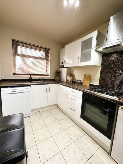 Bright & Spacious Split Level Flat In Kennington Appartamento *