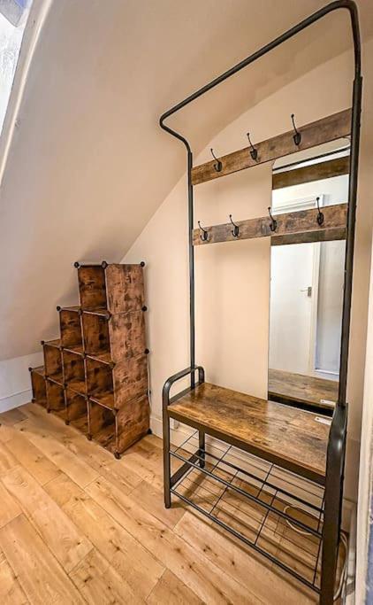 Bright & Spacious Split Level Flat In Kennington Londra
