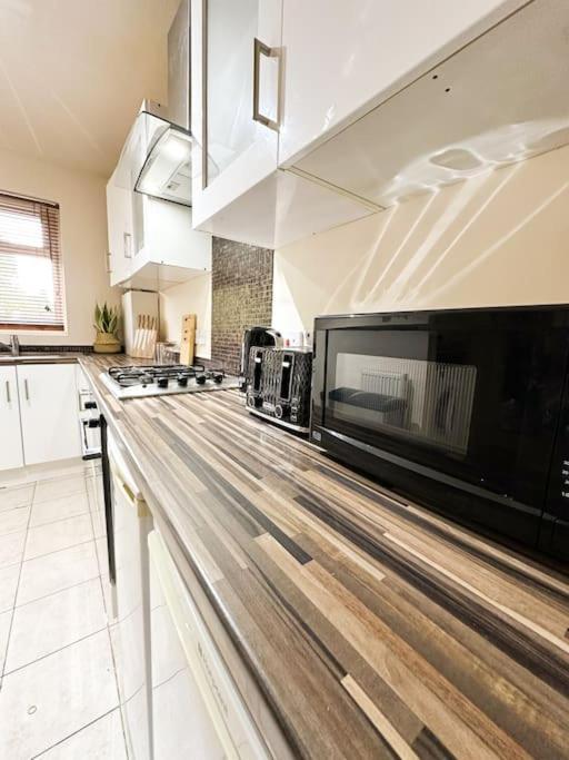 Bright & Spacious Split Level Flat In Kennington * Londra