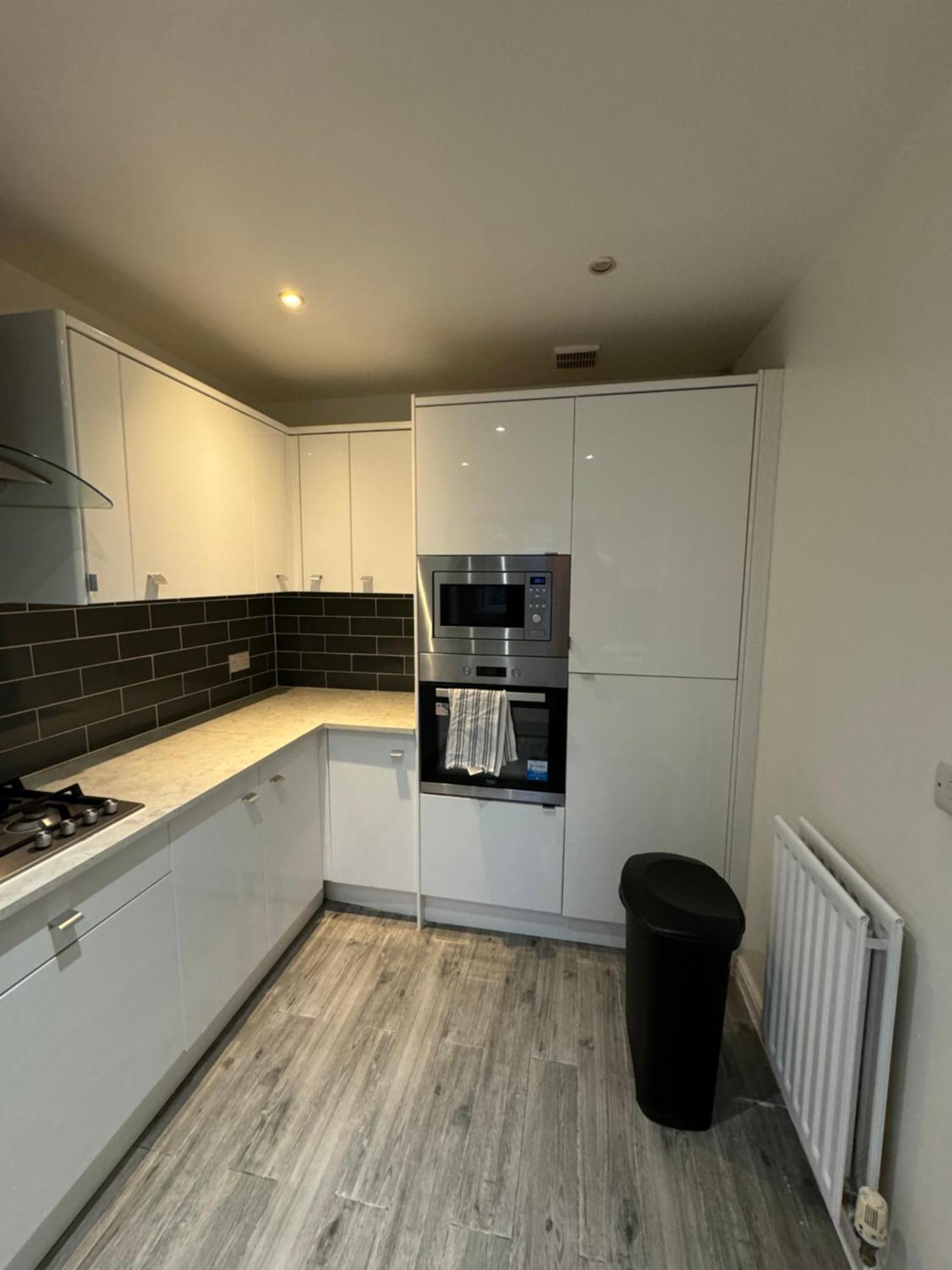 Spacious 3 Bedroom Home, With Private Driveway 5 Minutes From Excel Centre & Custom House Semesterbostad