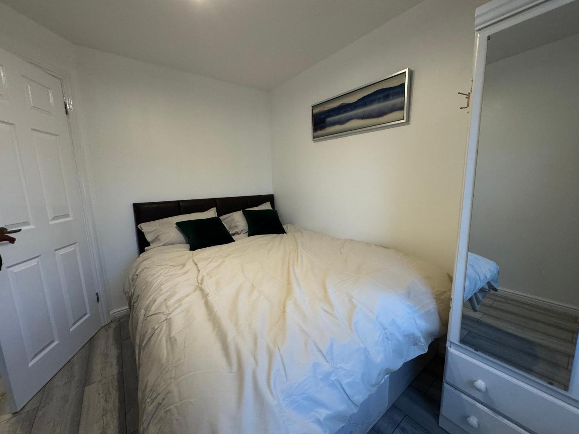 Spacious 3 Bedroom Home, With Private Driveway 5 Minutes From Excel Centre & Custom House Ferienhaus
