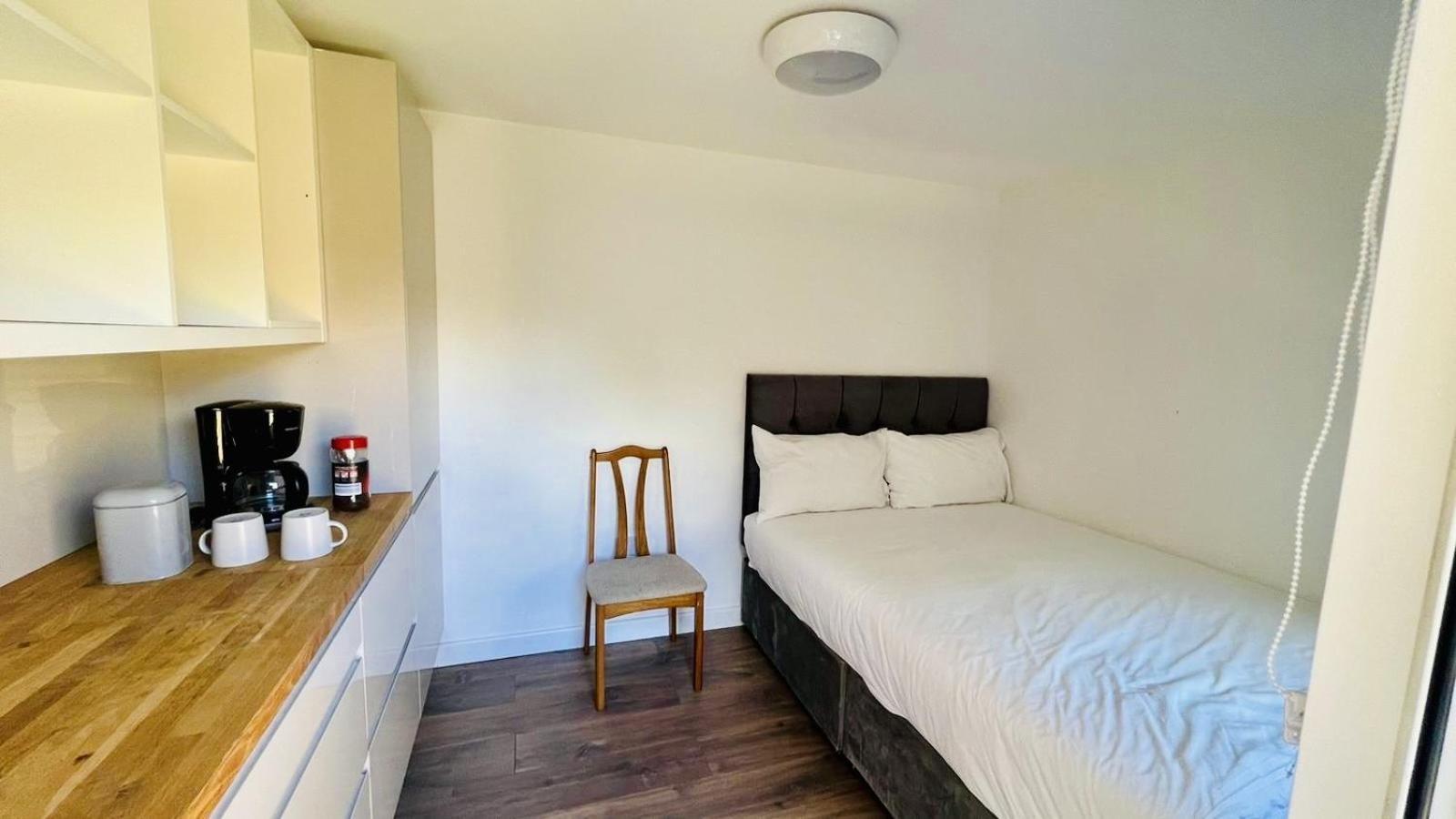 Wood Budget - Next To Mall & Metro Station - 10 Min To Center Londra