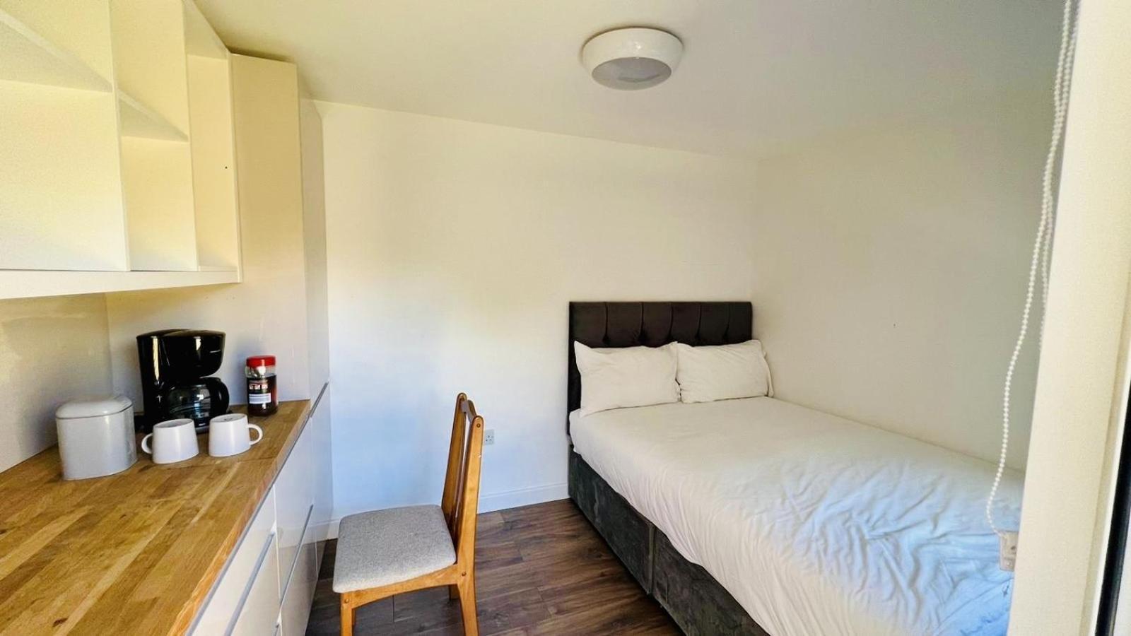 Casa vacanze Wood Budget - Next To Mall & Metro Station - 10 Min To Center