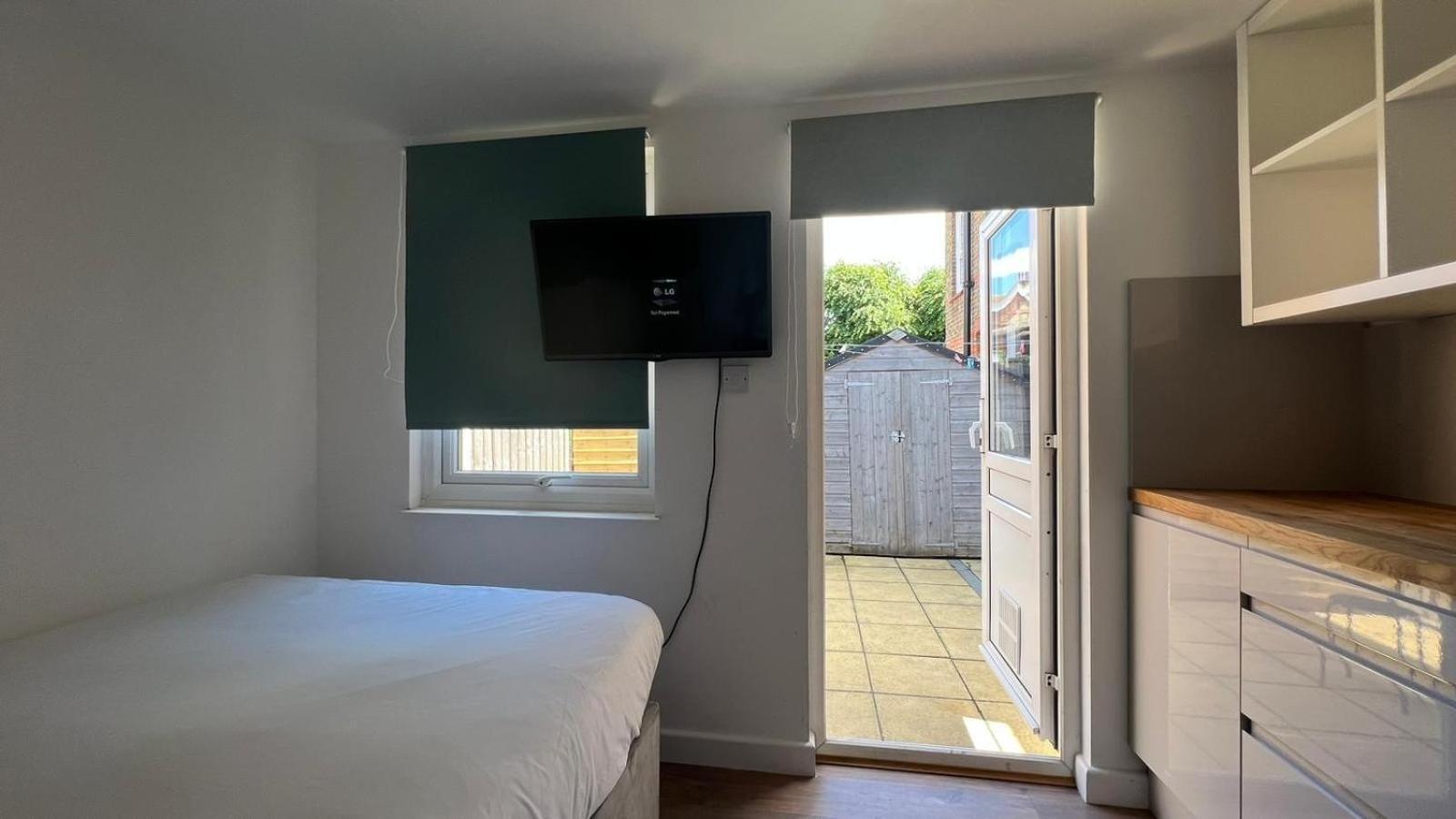 Casa vacanze Wood Budget - Next To Mall & Metro Station - 10 Min To Center *