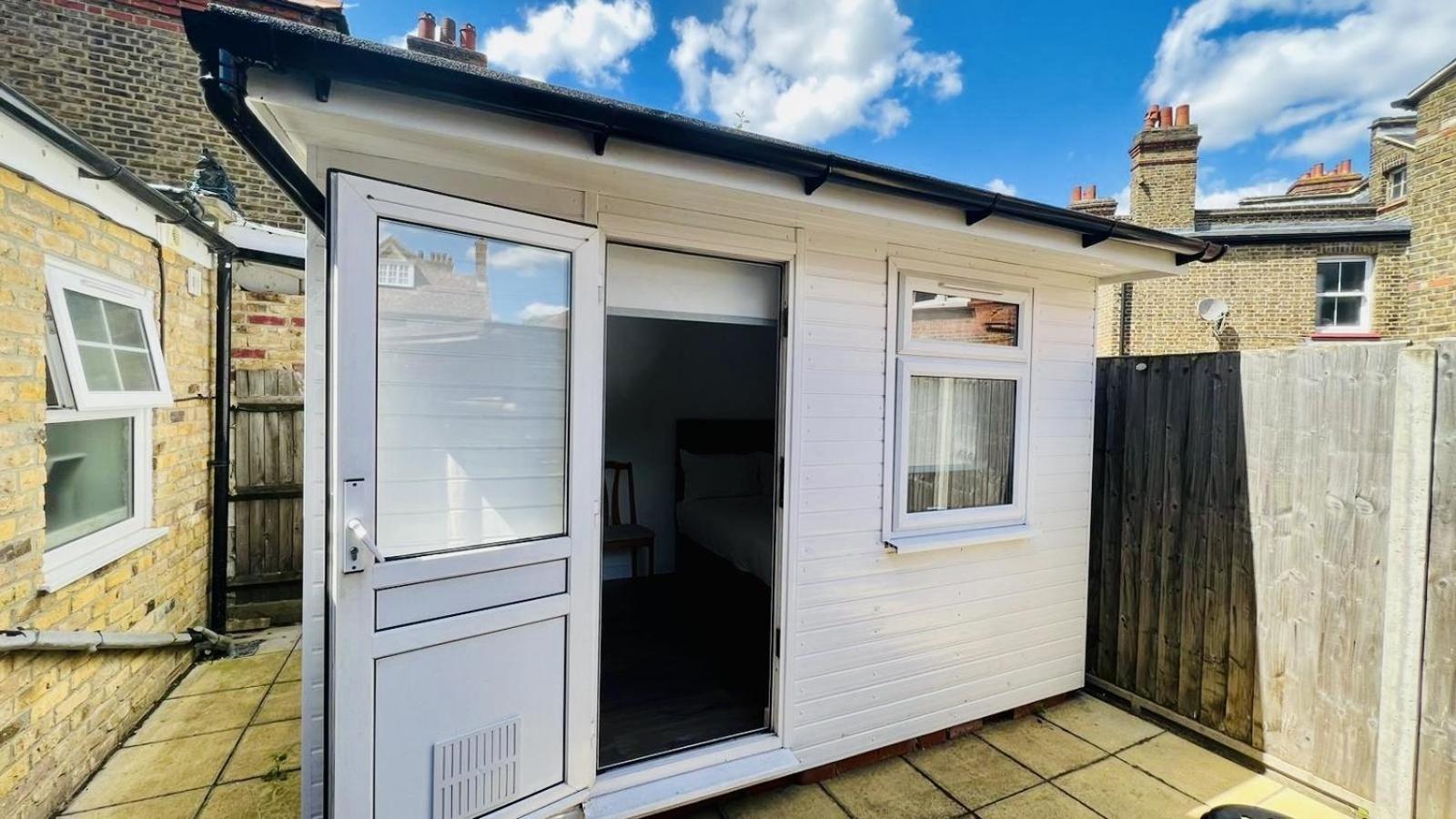 Casa vacanze Wood Budget - Next To Mall & Metro Station - 10 Min To Center