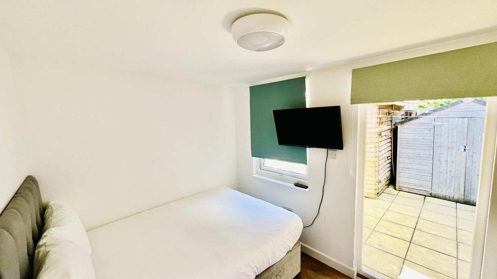 Casa vacanze Wood Budget - Next To Mall & Metro Station - 10 Min To Center *
