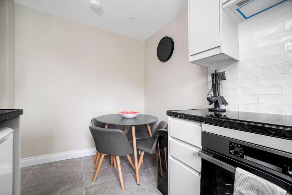 Elegant Retreat 1-bed Near Lejlighed *