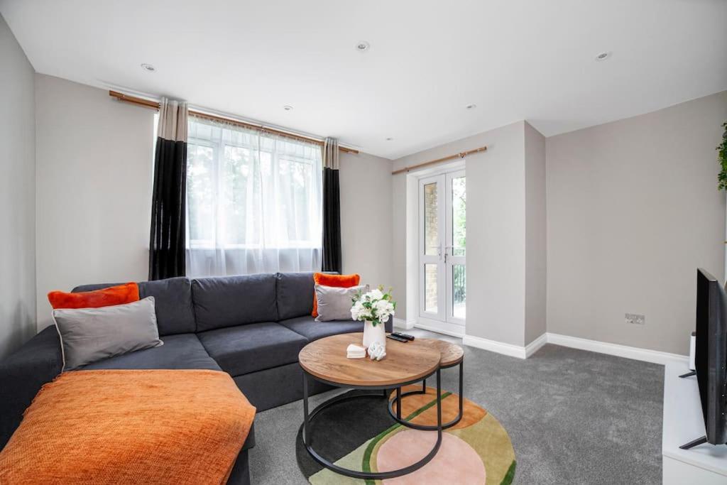 Elegant Retreat 1-bed Near Lejlighed *