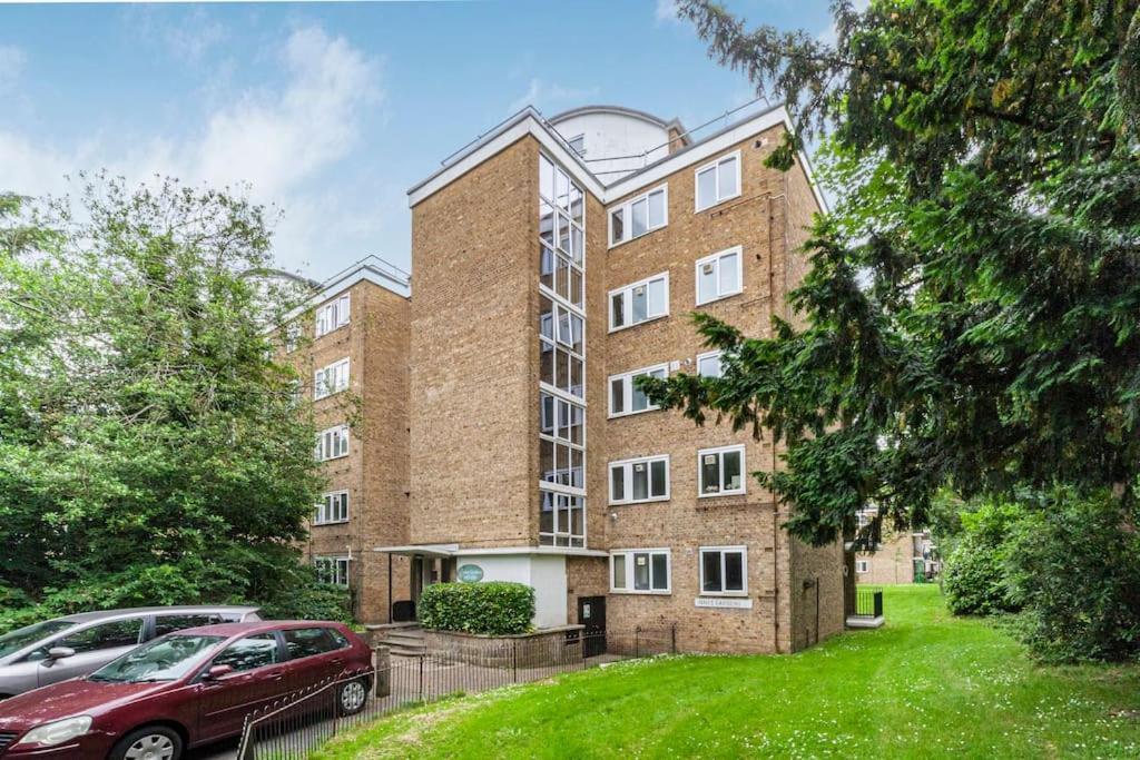 Elegant Retreat 1-bed Near Lejlighed London