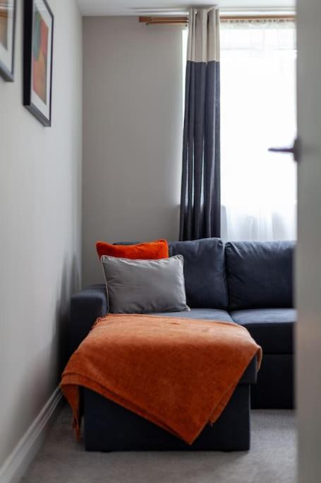 Elegant Retreat 1-bed Near Lejlighed *