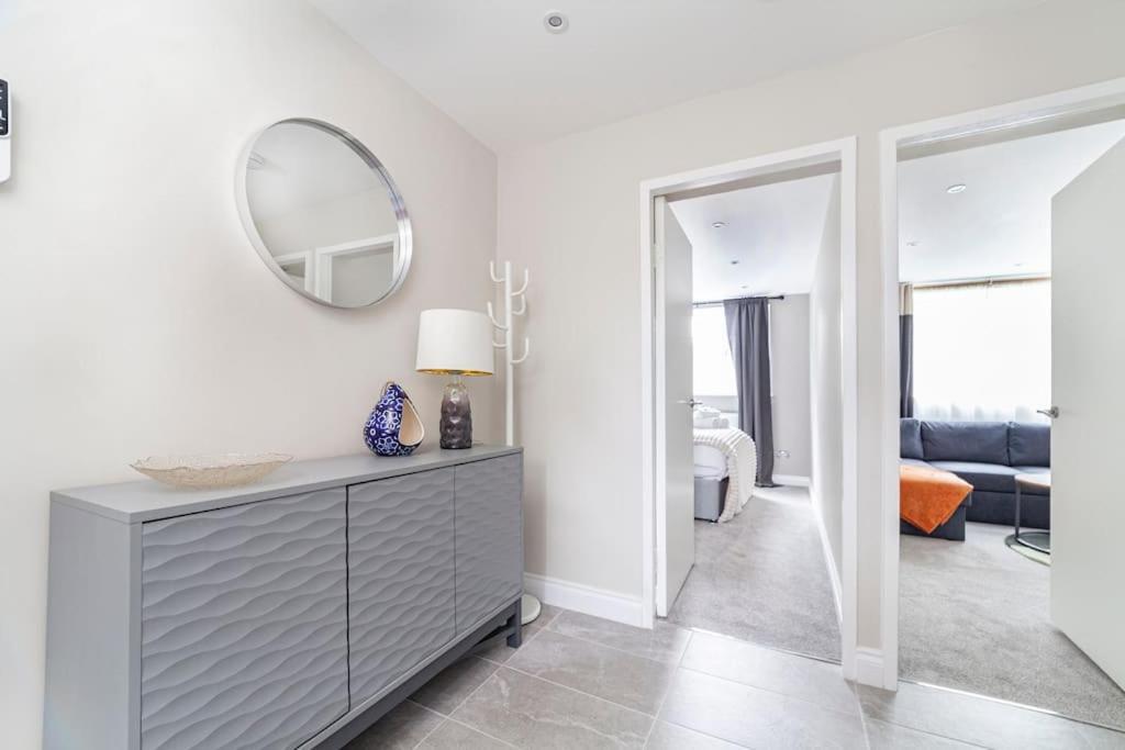 Elegant Retreat 1-bed Near Lejlighed London