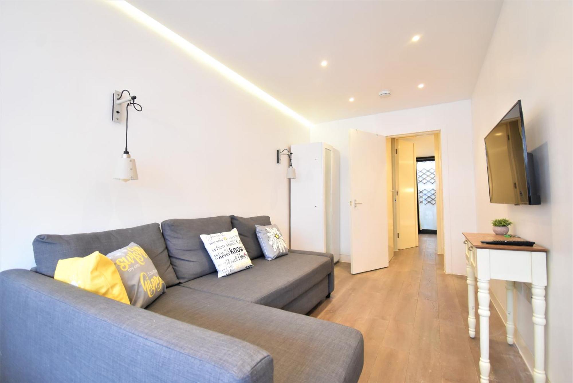 Superb Apartment, Shirland Mews * Londen