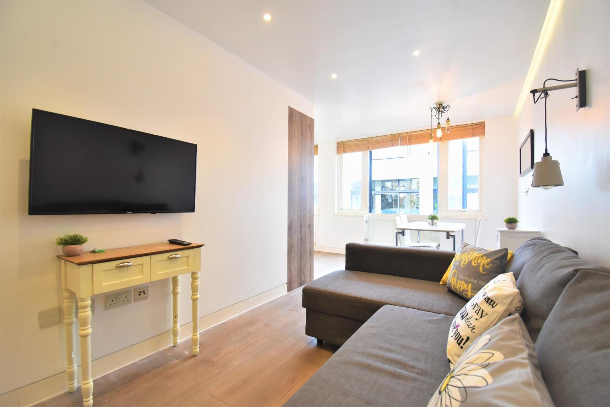 Superb Apartment, Shirland Mews * Londen