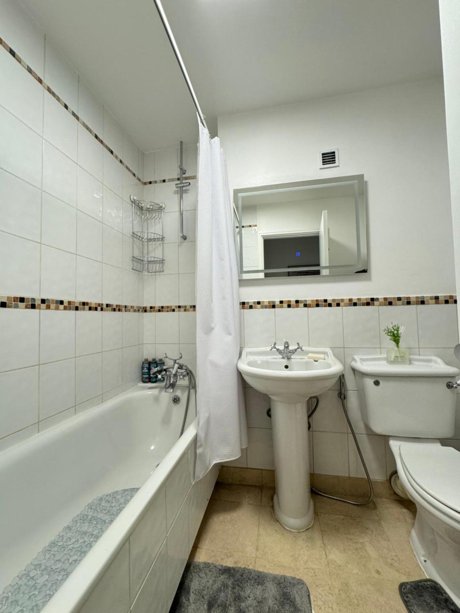Lägenhet Refurbished Kensington With Balcony Near Tube *