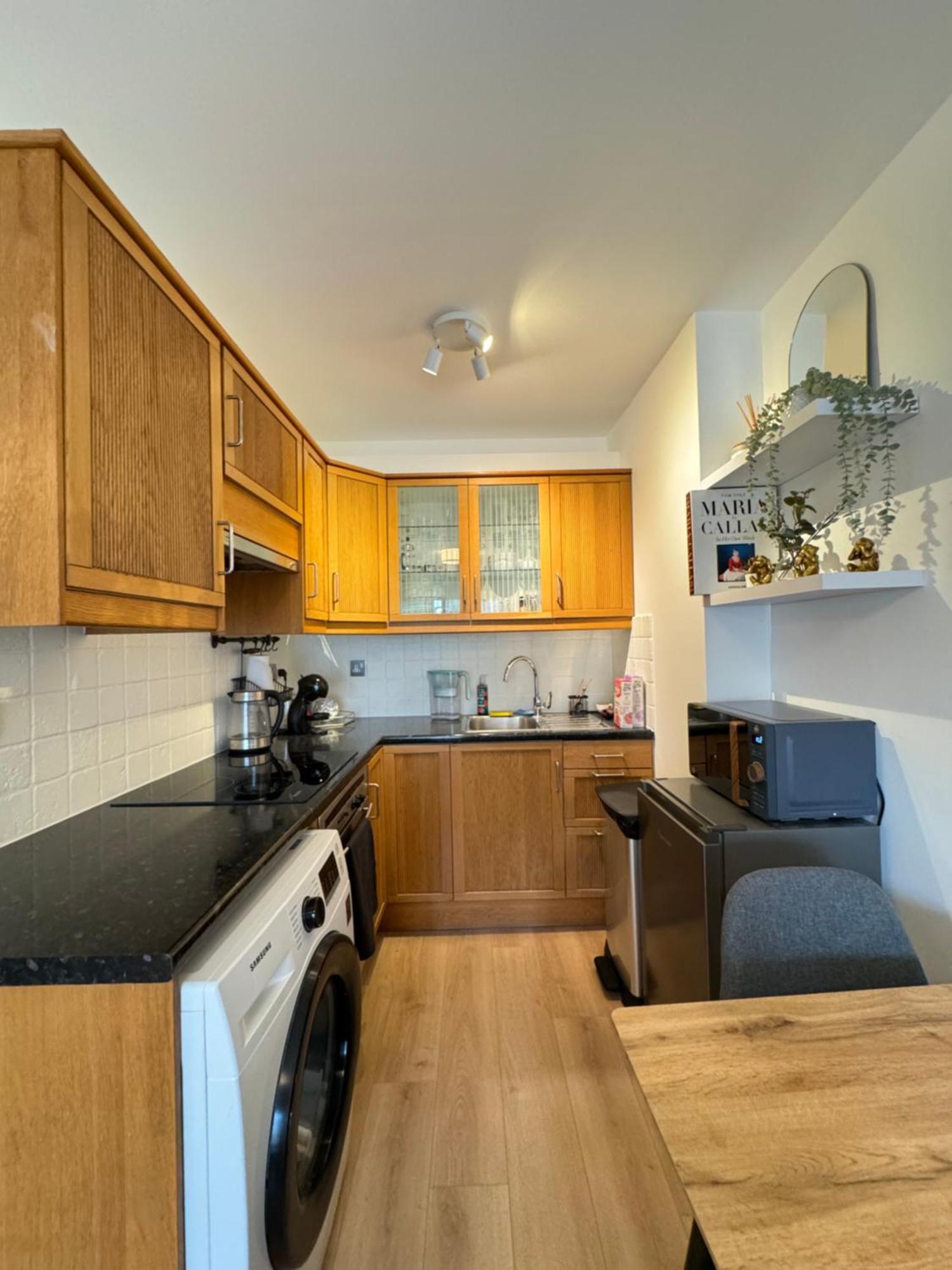 Refurbished Kensington With Balcony Near Tube Lägenhet London