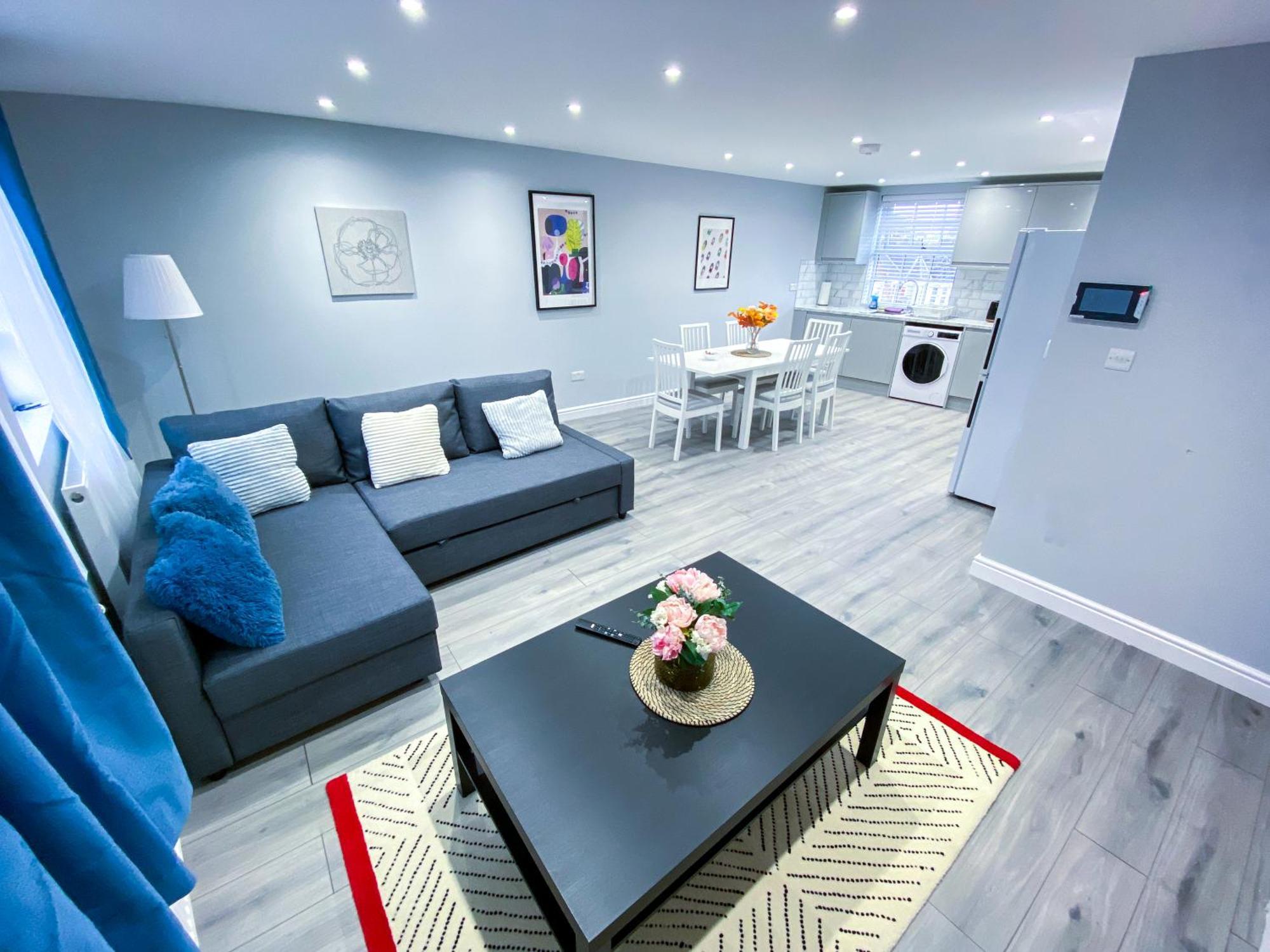 Apartment Spacious 2-bedroom Flat In - F3