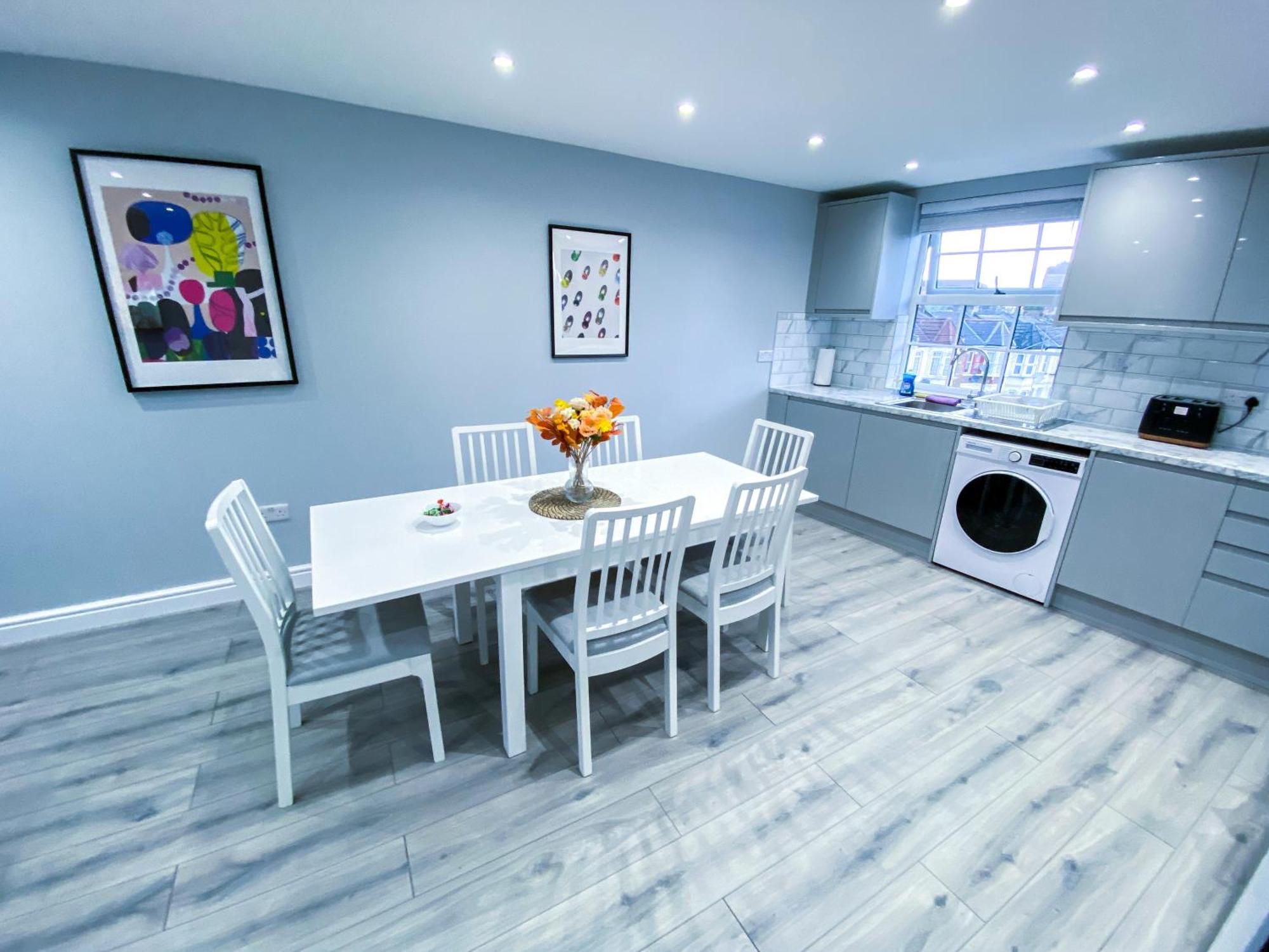 Spacious 2-bedroom Flat In - F3 Apartment London