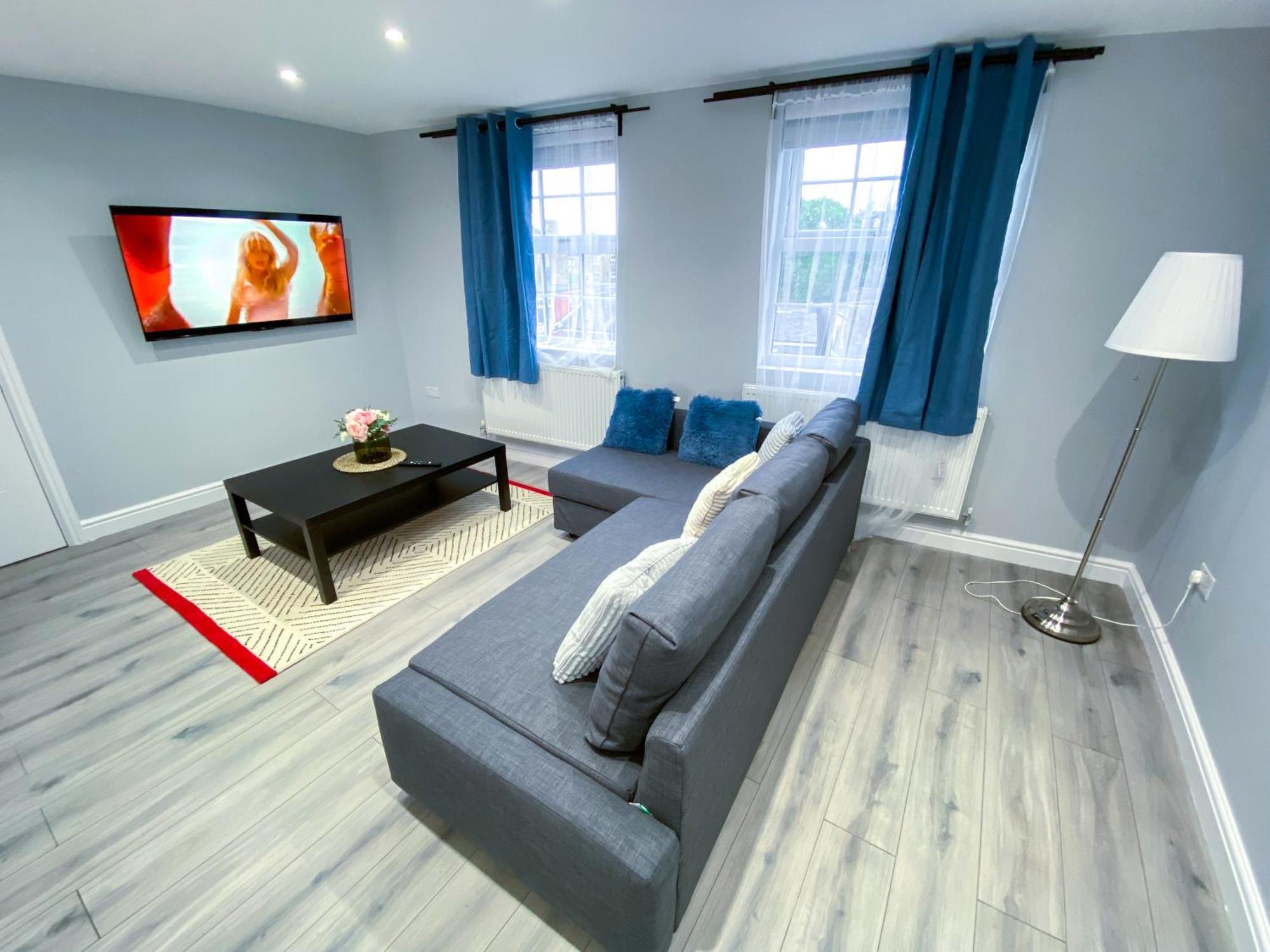 Apartment Spacious 2-bedroom Flat In - F3 London