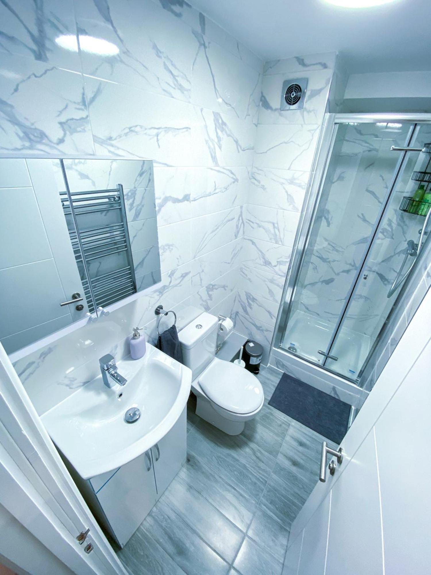 Apartment Spacious 2-bedroom Flat In - F3 *