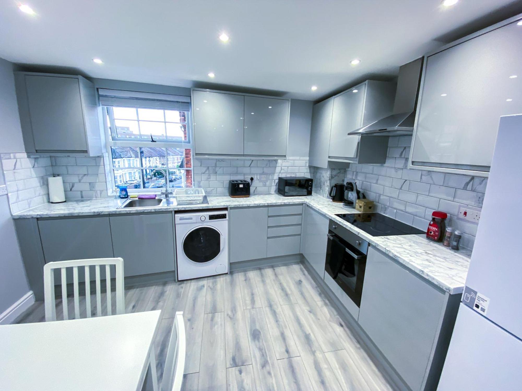 Apartment Spacious 2-bedroom Flat In - F3 *