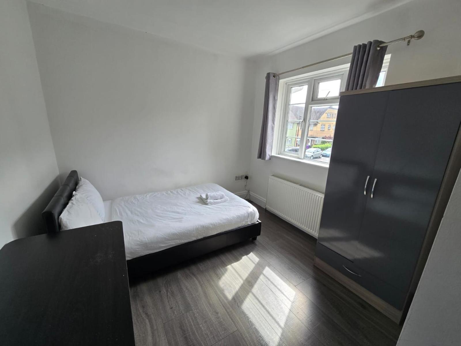 In Guest - Limehouse Townhomes Modern Spacious Serviced En-suite With A Garden View Guest house