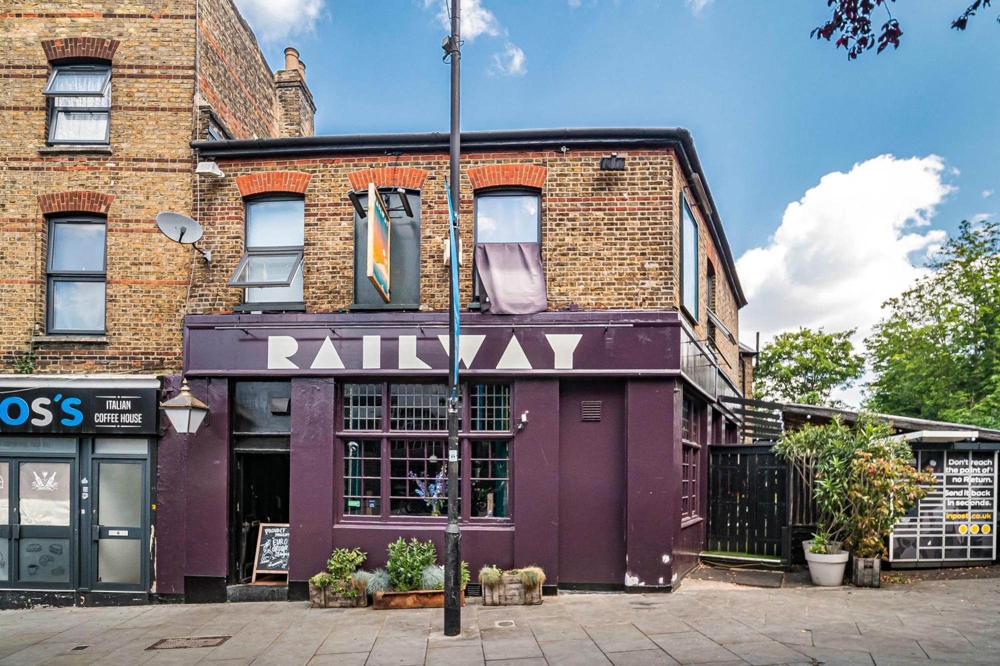 Pass The Keys Private Garden By Tulse Hill Station *