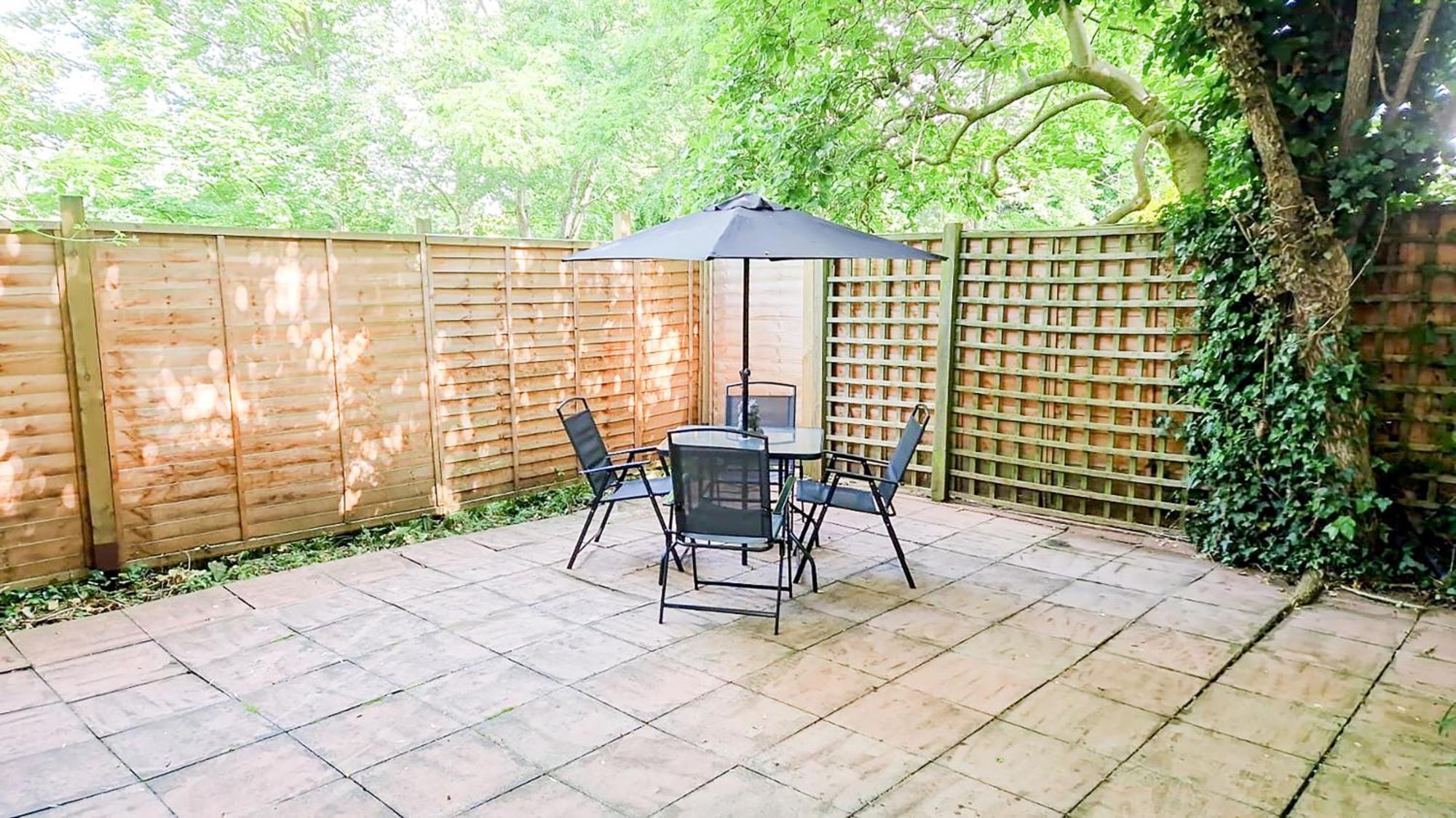 Cosy Near Hampstead Heath With Free On-site Parking & Private Gardens, Golders Green Appartement Londen