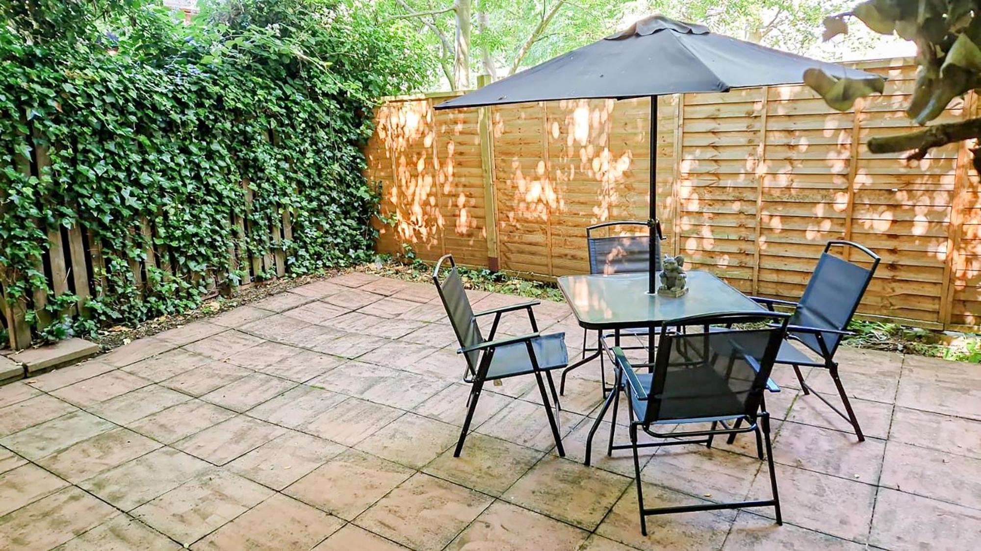 Appartement Cosy Near Hampstead Heath With Free On-site Parking & Private Gardens, Golders Green Londen
