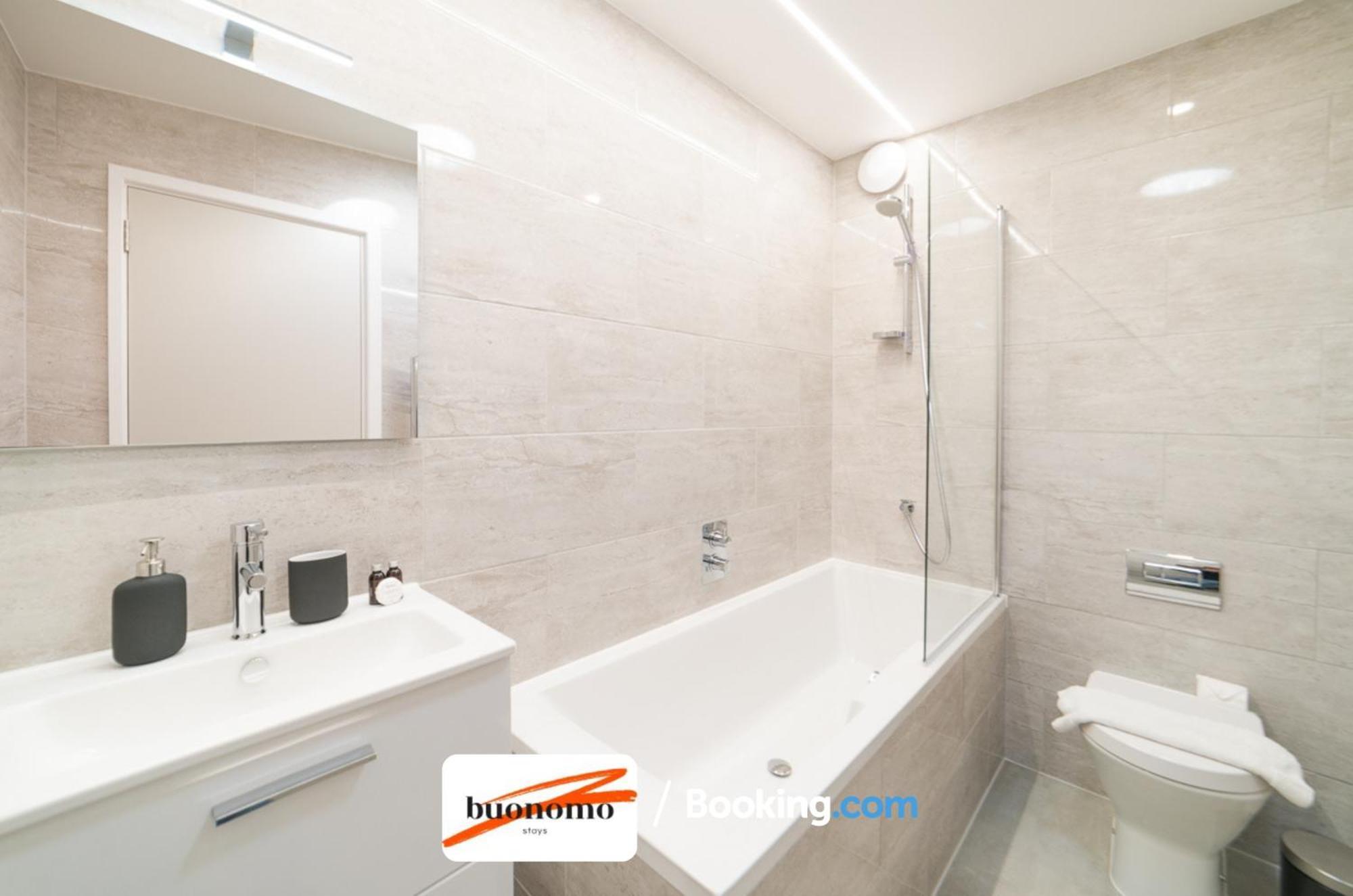 Two Bedroom At Buonomo Short Lets & Serviced Lägenhet