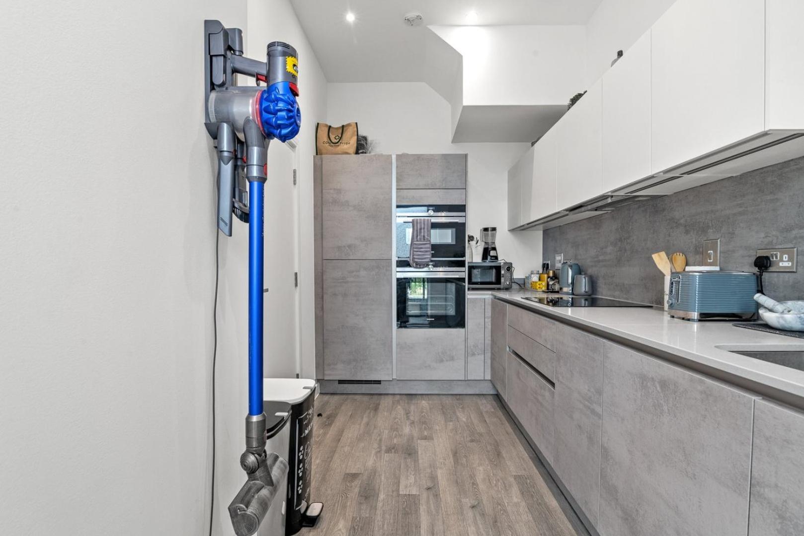 Apartment Guestready - A Modern Gem In Acton London