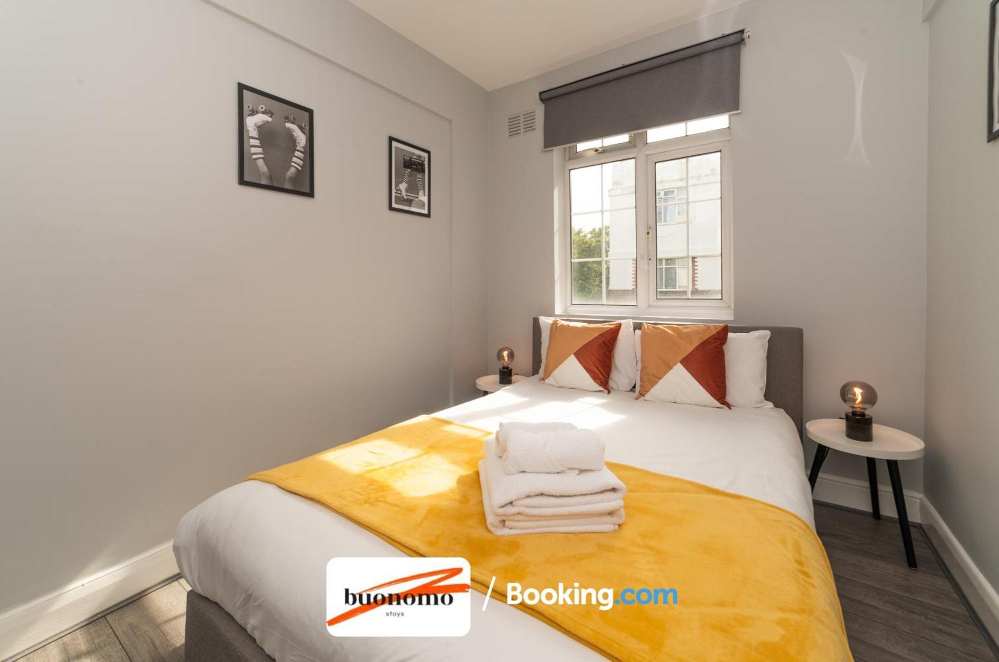 Two Bedroom By Buonomo Short Lets & Serviced With Balcony Appartement *