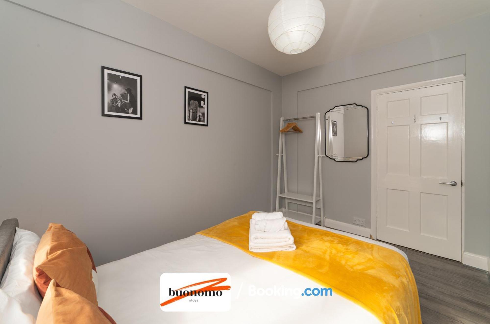 Two Bedroom By Buonomo Short Lets & Serviced With Balcony London