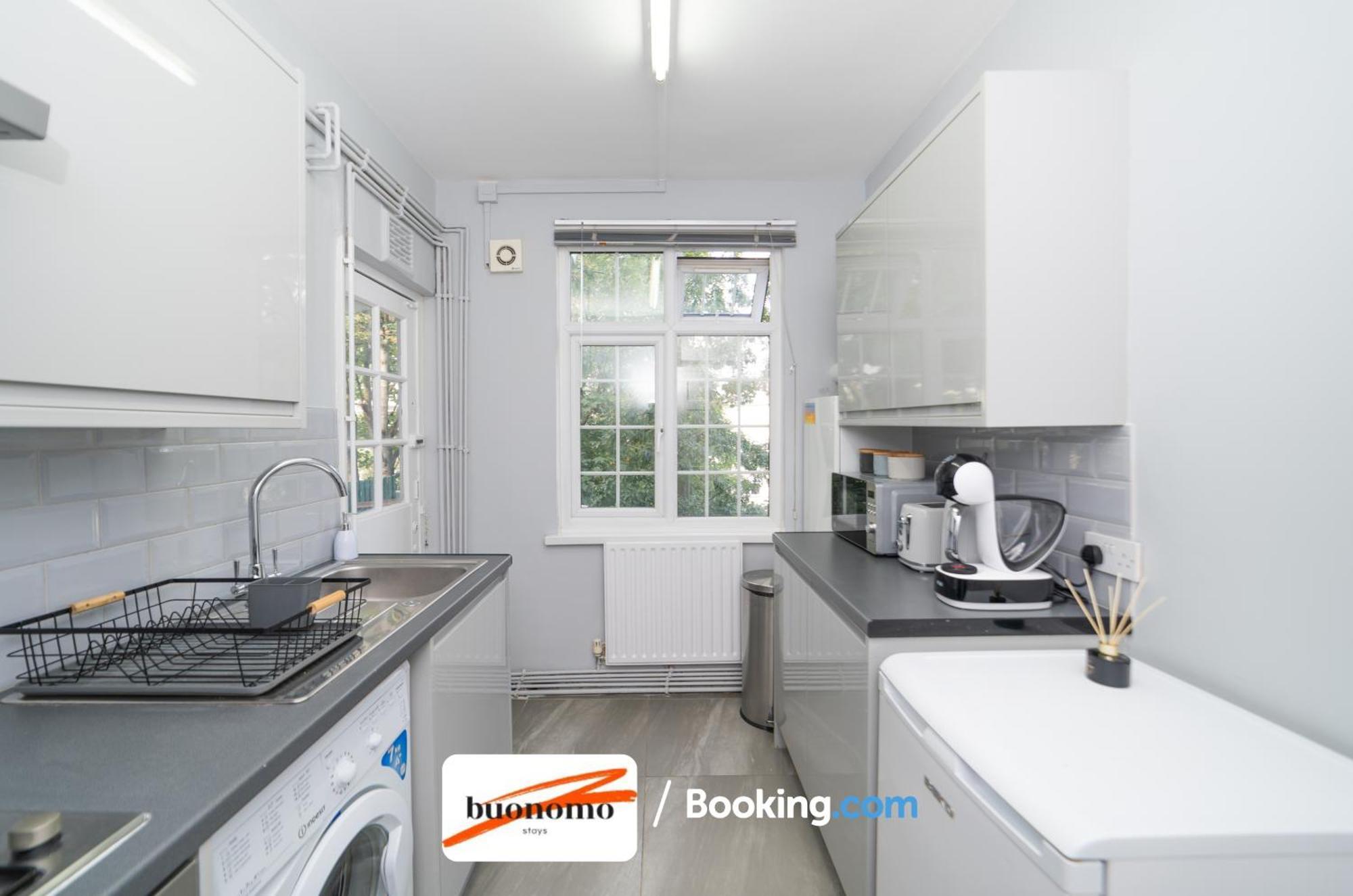 Two Bedroom By Buonomo Short Lets & Serviced With Balcony Appartement Londres