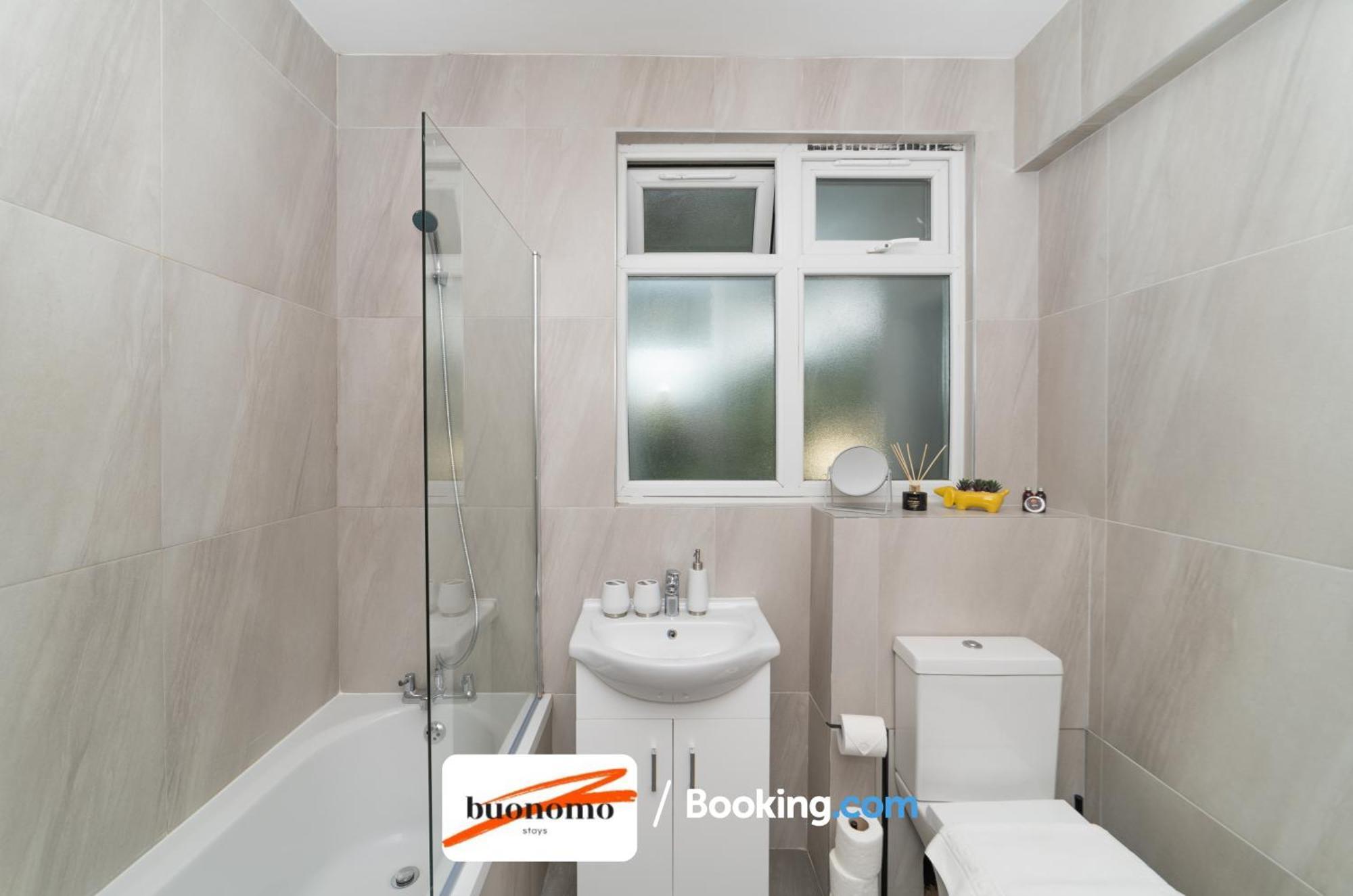 Appartement Two Bedroom By Buonomo Short Lets & Serviced With Balcony *