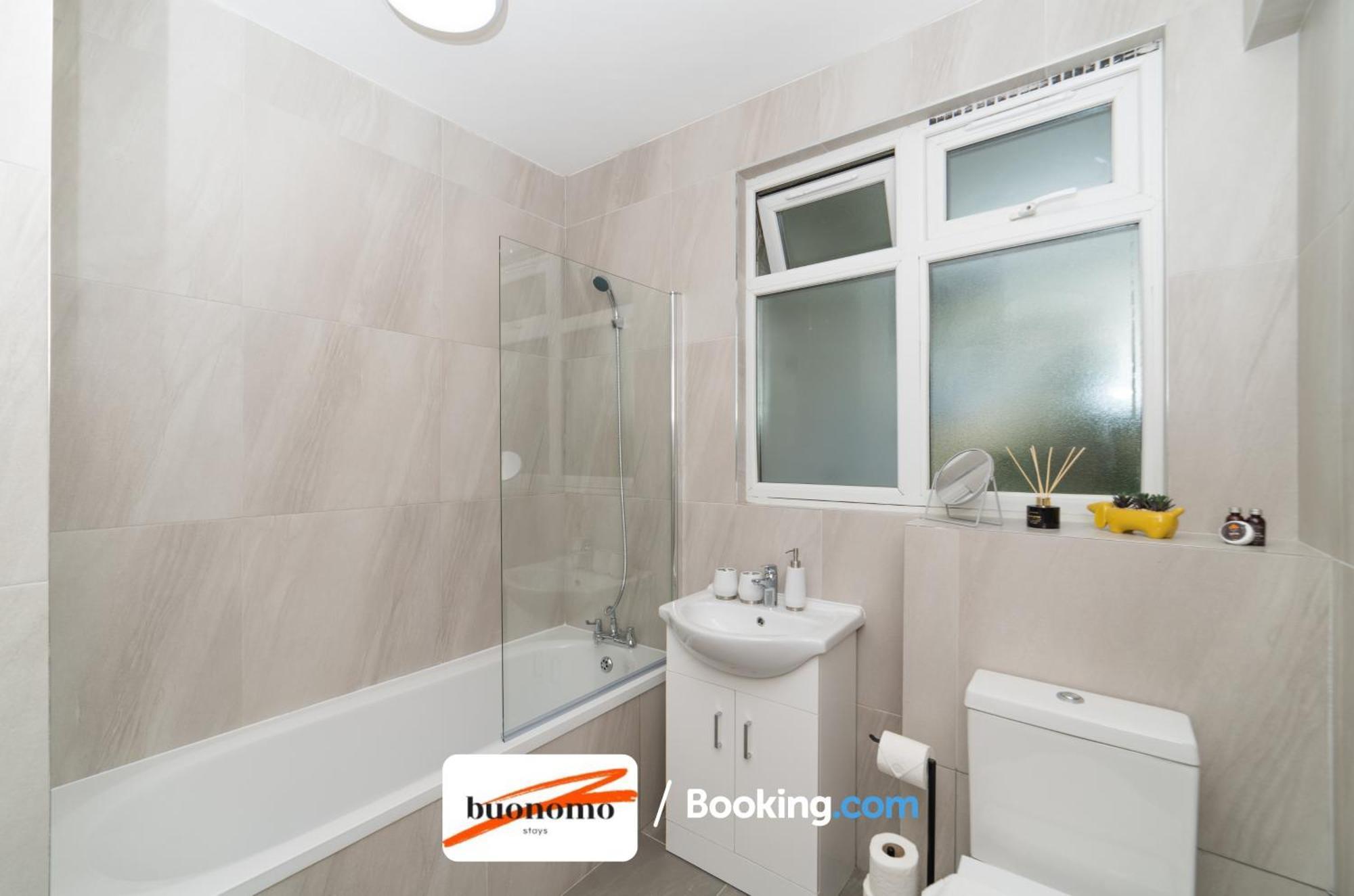 Two Bedroom By Buonomo Short Lets & Serviced With Balcony Appartement Londres