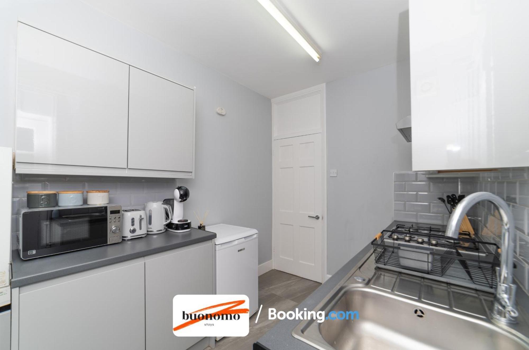 Appartement Two Bedroom By Buonomo Short Lets & Serviced With Balcony *